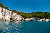 La costa cesellata di grotte create dall'erosione del calcare con anfratti; rientranze e rotture.